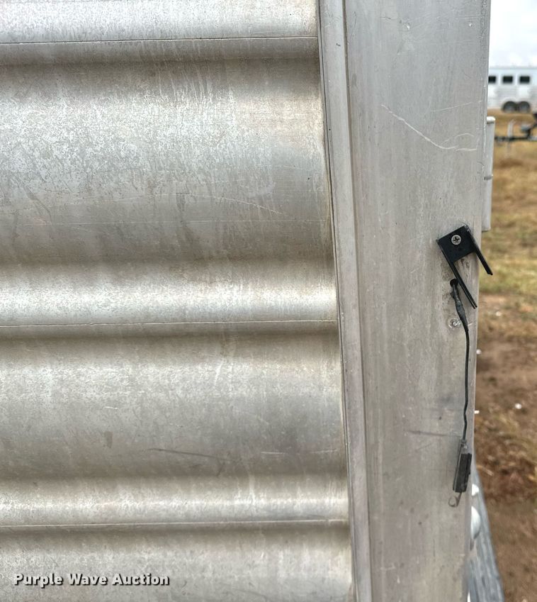 image for item NQ9490 2010 Platinum Coach  horse trailer