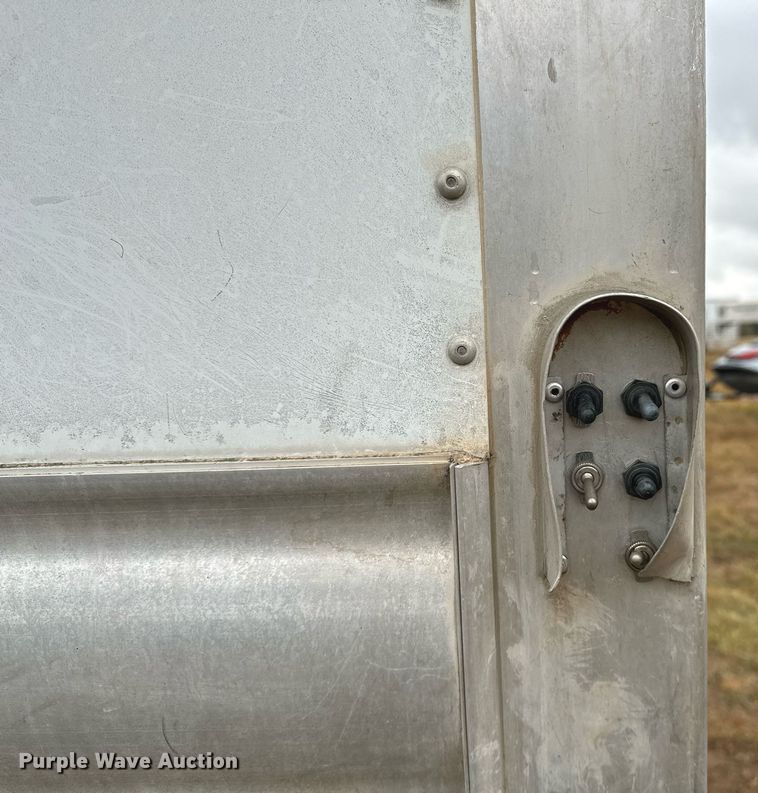 image for item NQ9490 2010 Platinum Coach  horse trailer