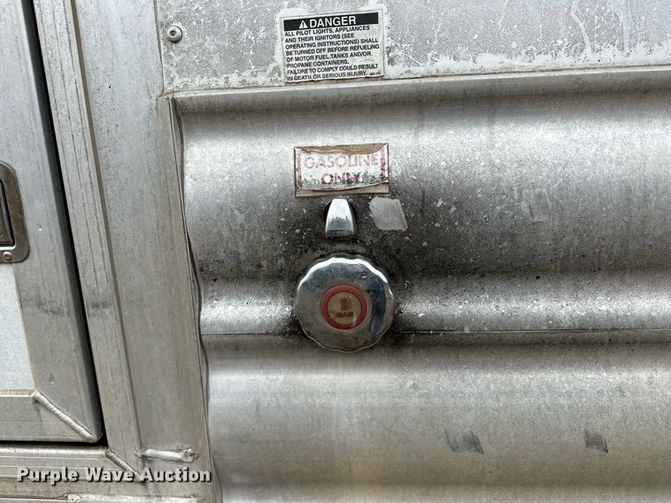 image for item NQ9490 2010 Platinum Coach  horse trailer