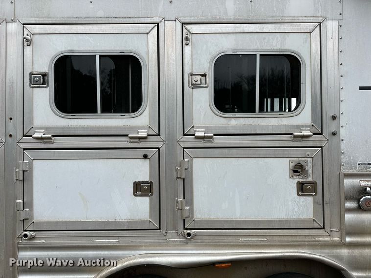 image for item NQ9490 2010 Platinum Coach  horse trailer