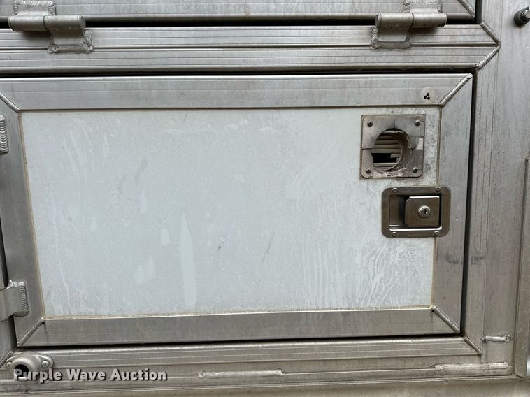 image for item NQ9490 2010 Platinum Coach  horse trailer