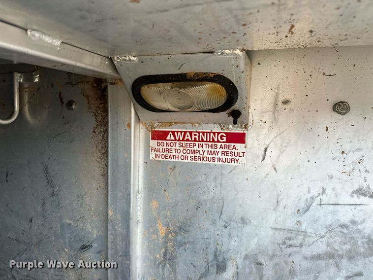 image for item NQ9490 2010 Platinum Coach  horse trailer