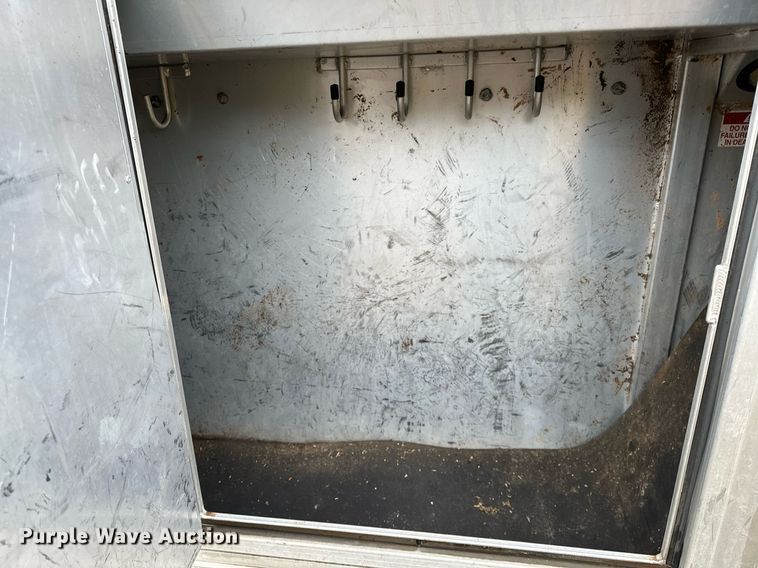 image for item NQ9490 2010 Platinum Coach  horse trailer