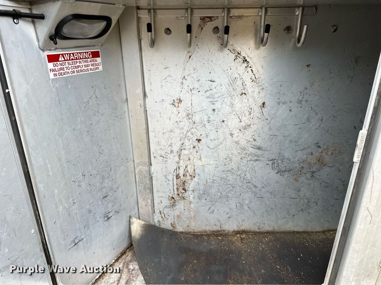 image for item NQ9490 2010 Platinum Coach  horse trailer