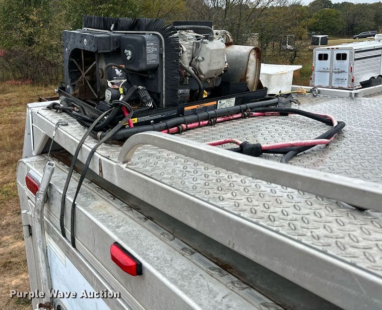 image for item NQ9490 2010 Platinum Coach  horse trailer