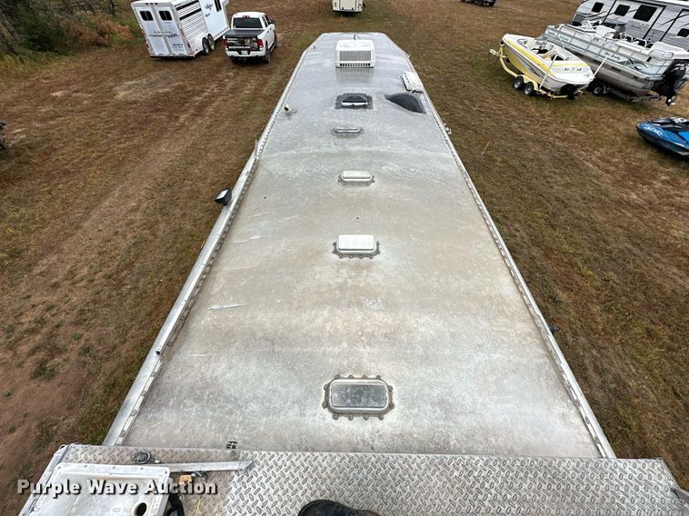 image for item NQ9490 2010 Platinum Coach  horse trailer