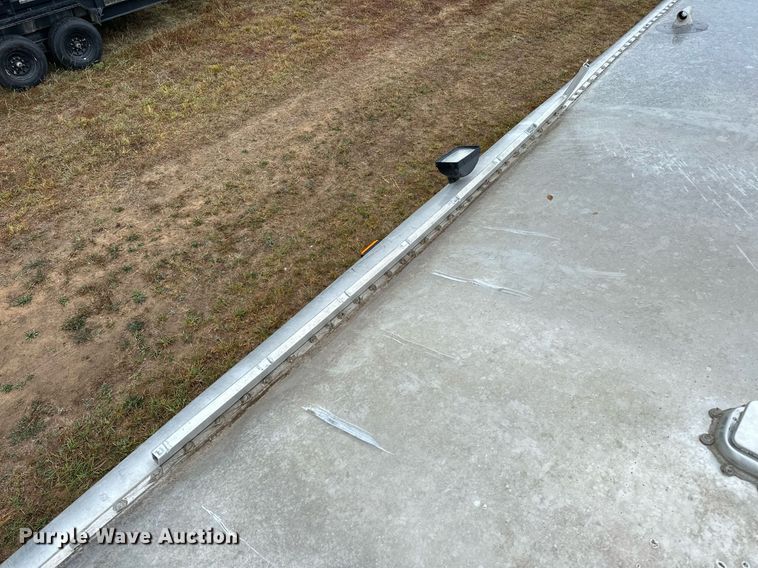 image for item NQ9490 2010 Platinum Coach  horse trailer