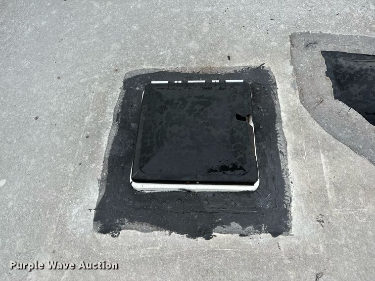 image for item NQ9490 2010 Platinum Coach  horse trailer