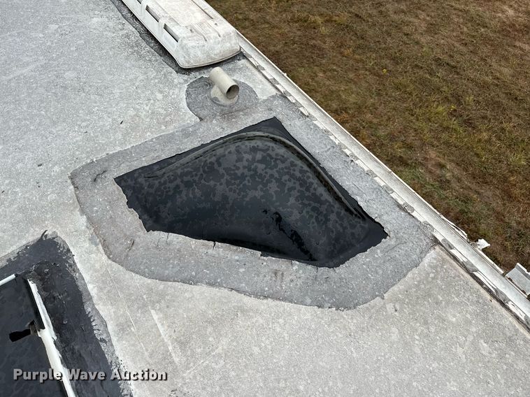 image for item NQ9490 2010 Platinum Coach  horse trailer