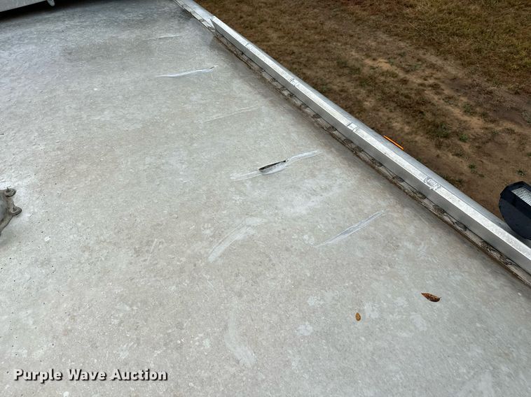 image for item NQ9490 2010 Platinum Coach  horse trailer