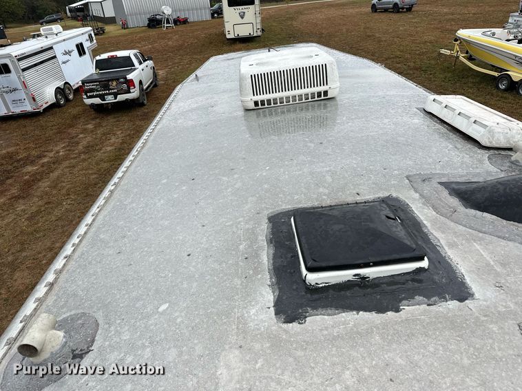 image for item NQ9490 2010 Platinum Coach  horse trailer