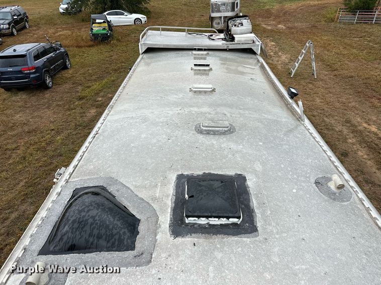 image for item NQ9490 2010 Platinum Coach  horse trailer