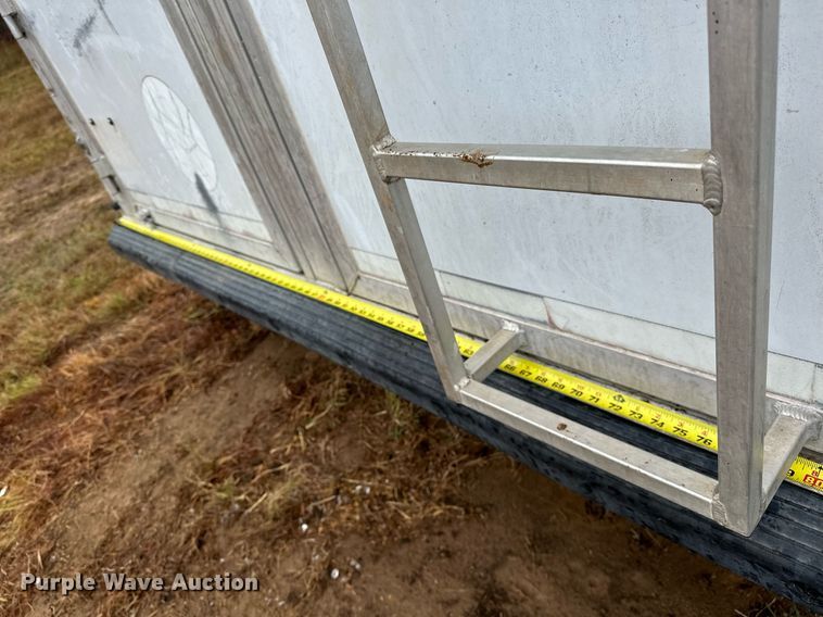 image for item NQ9490 2010 Platinum Coach  horse trailer