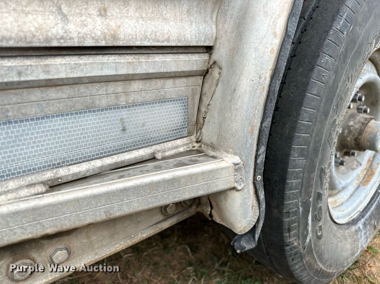 image for item NQ9490 2010 Platinum Coach  horse trailer