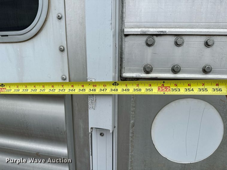 image for item NQ9490 2010 Platinum Coach  horse trailer