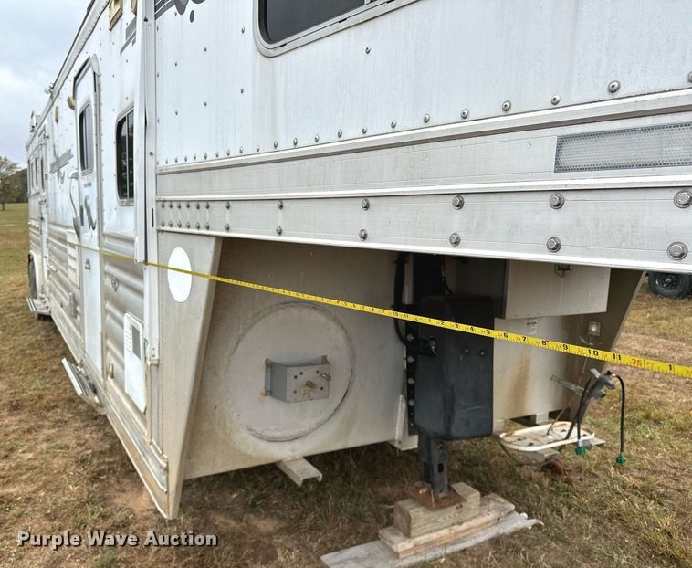 image for item NQ9490 2010 Platinum Coach  horse trailer