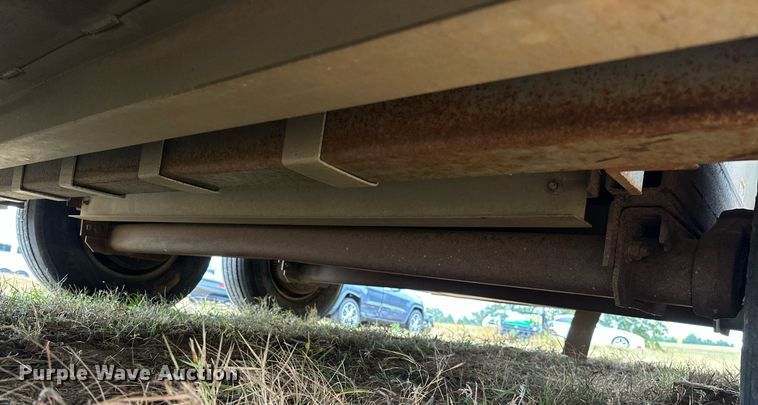 image for item NQ9490 2010 Platinum Coach  horse trailer