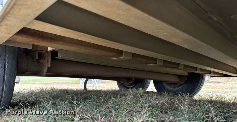 image for item NQ9490 2010 Platinum Coach  horse trailer