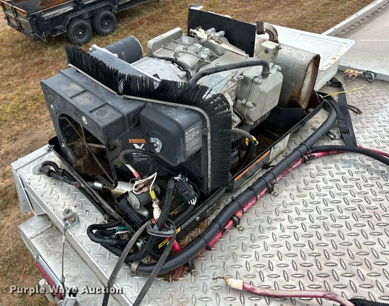 image for item NQ9490 2010 Platinum Coach  horse trailer