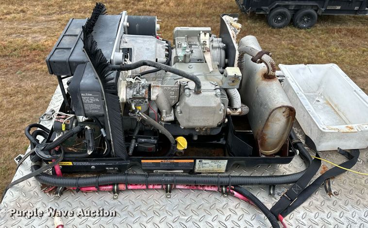 image for item NQ9490 2010 Platinum Coach  horse trailer