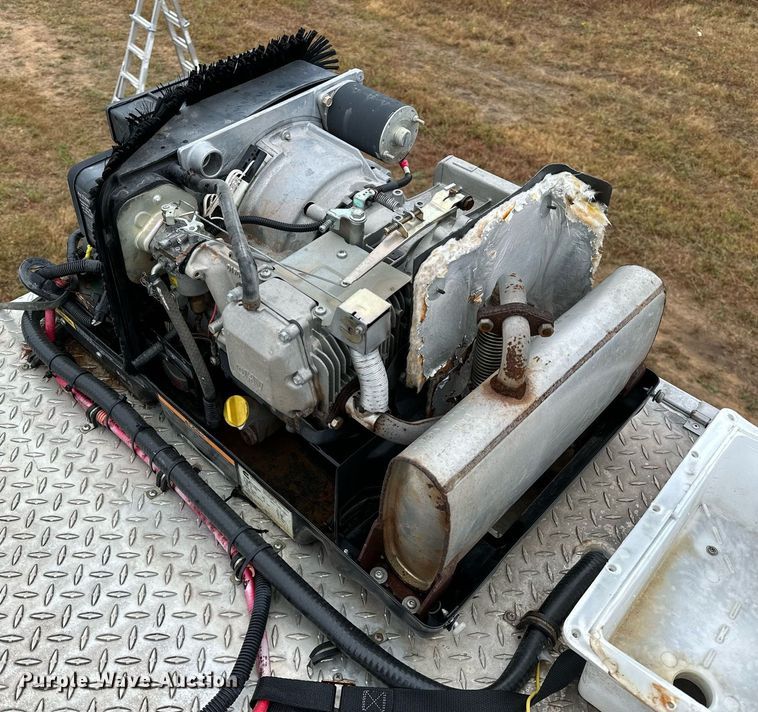 image for item NQ9490 2010 Platinum Coach  horse trailer