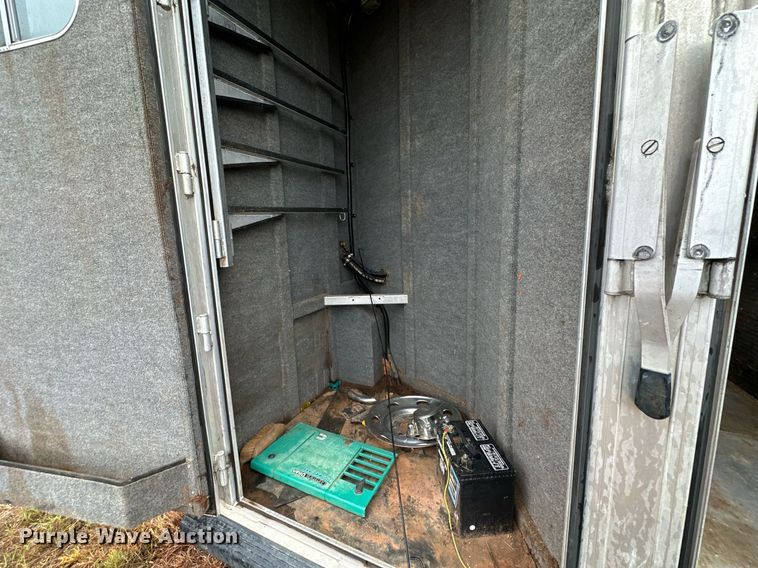 image for item NQ9490 2010 Platinum Coach  horse trailer