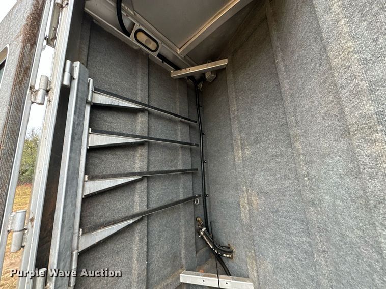 image for item NQ9490 2010 Platinum Coach  horse trailer