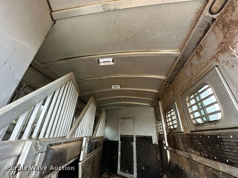 image for item NQ9490 2010 Platinum Coach  horse trailer