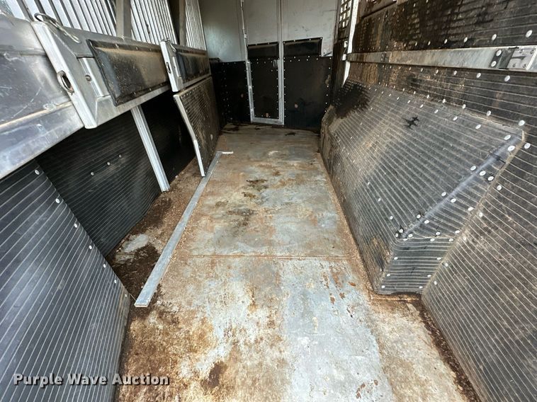 image for item NQ9490 2010 Platinum Coach  horse trailer