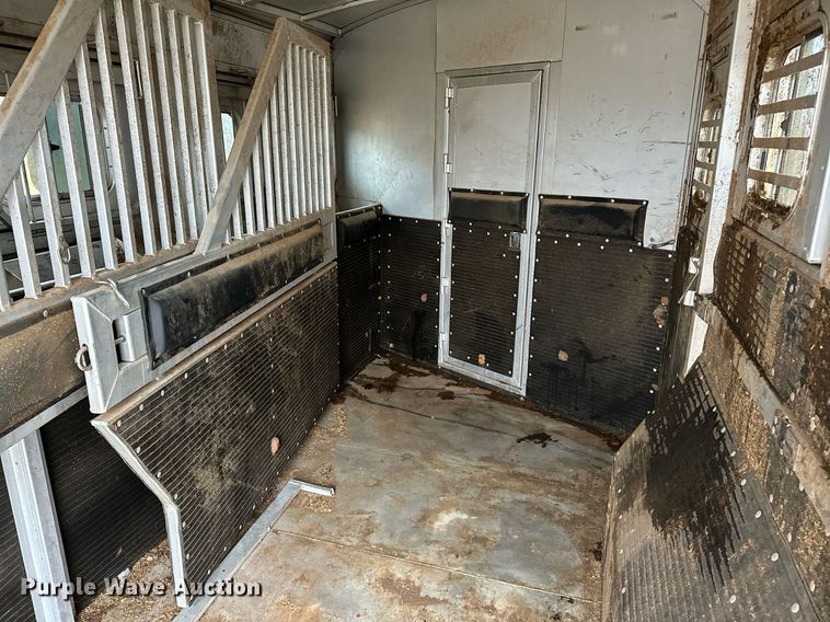 image for item NQ9490 2010 Platinum Coach  horse trailer