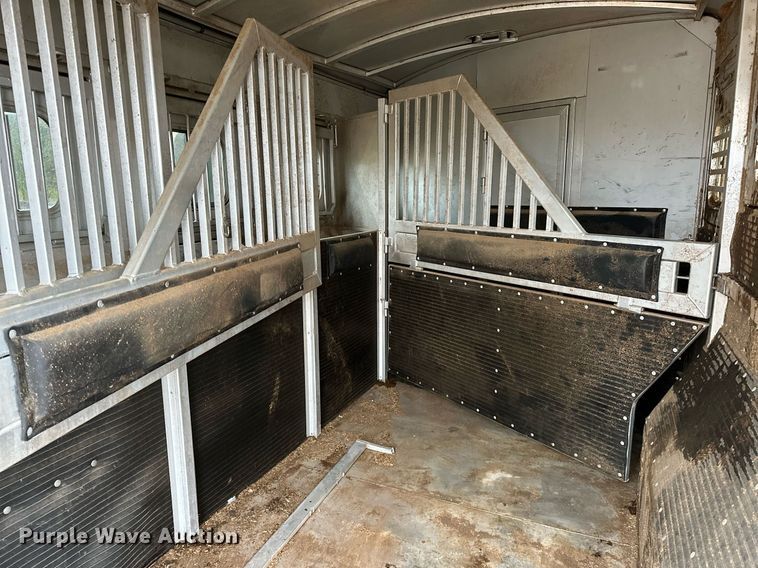 image for item NQ9490 2010 Platinum Coach  horse trailer