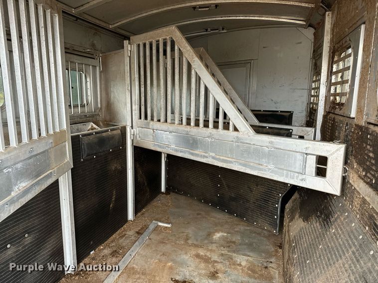image for item NQ9490 2010 Platinum Coach  horse trailer