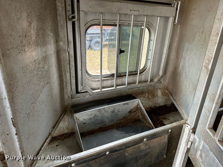 image for item NQ9490 2010 Platinum Coach  horse trailer