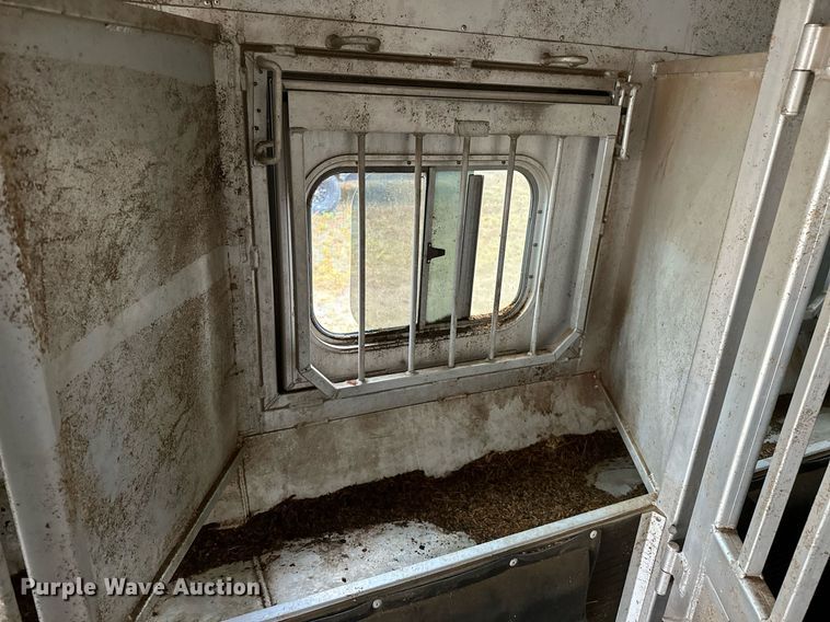 image for item NQ9490 2010 Platinum Coach  horse trailer