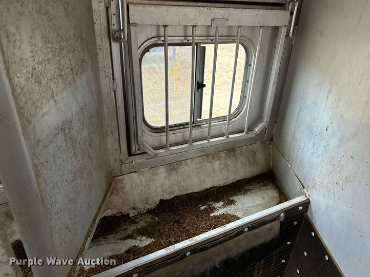 image for item NQ9490 2010 Platinum Coach  horse trailer