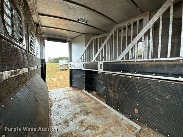 image for item NQ9490 2010 Platinum Coach  horse trailer