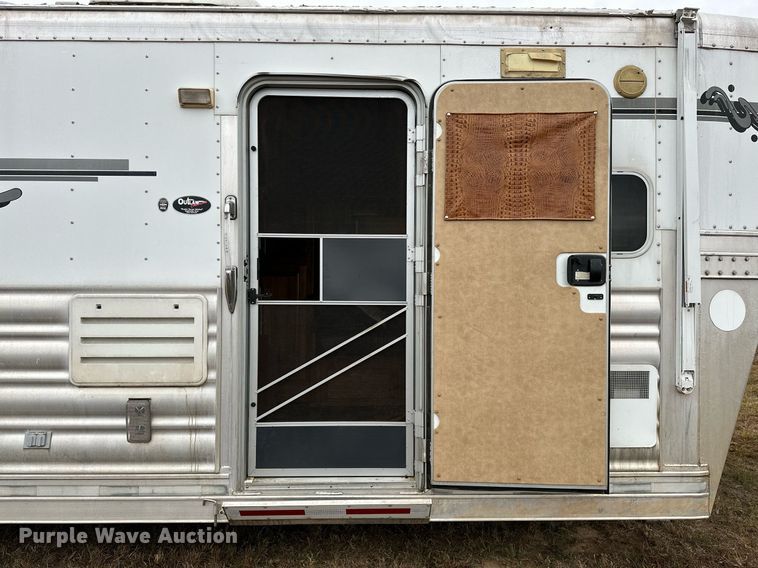 image for item NQ9490 2010 Platinum Coach  horse trailer