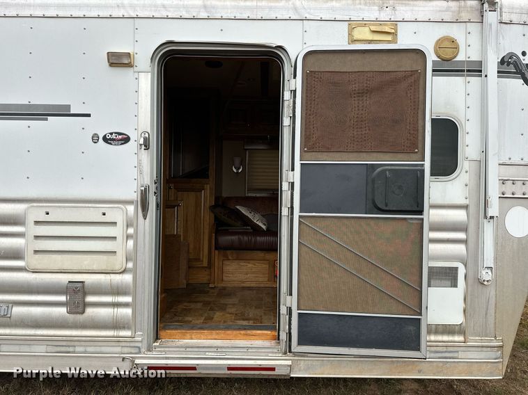 image for item NQ9490 2010 Platinum Coach  horse trailer