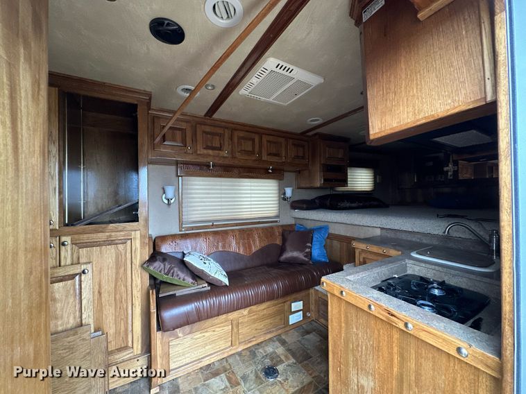 image for item NQ9490 2010 Platinum Coach  horse trailer