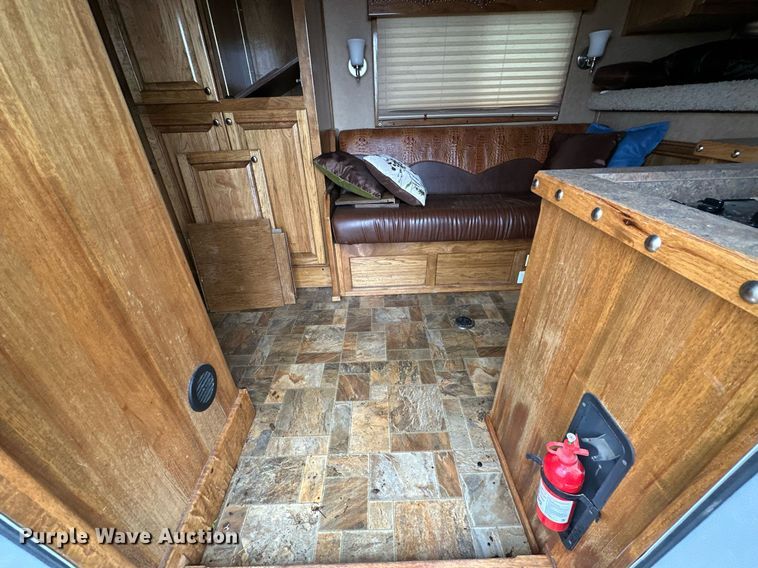 image for item NQ9490 2010 Platinum Coach  horse trailer