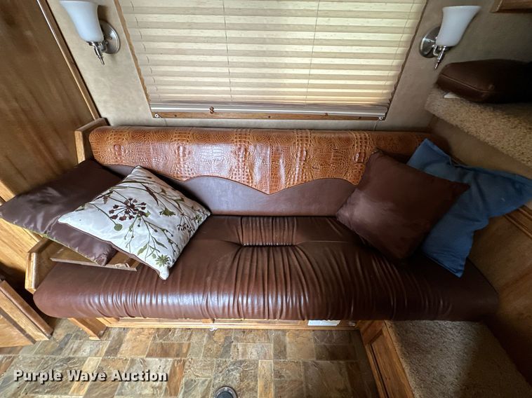 image for item NQ9490 2010 Platinum Coach  horse trailer