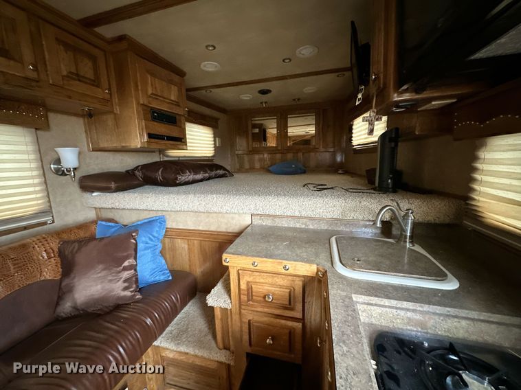 image for item NQ9490 2010 Platinum Coach  horse trailer