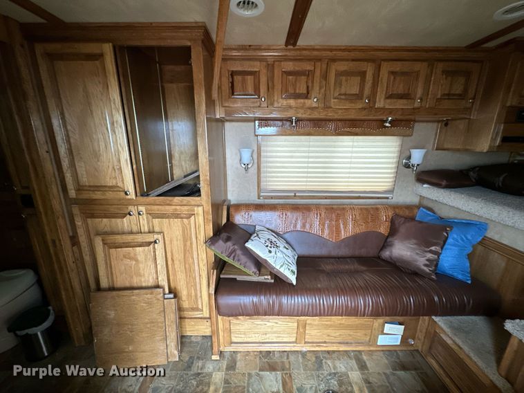 image for item NQ9490 2010 Platinum Coach  horse trailer