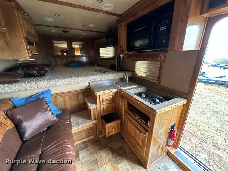 image for item NQ9490 2010 Platinum Coach  horse trailer