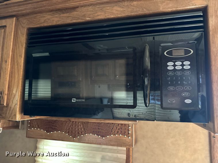 image for item NQ9490 2010 Platinum Coach  horse trailer