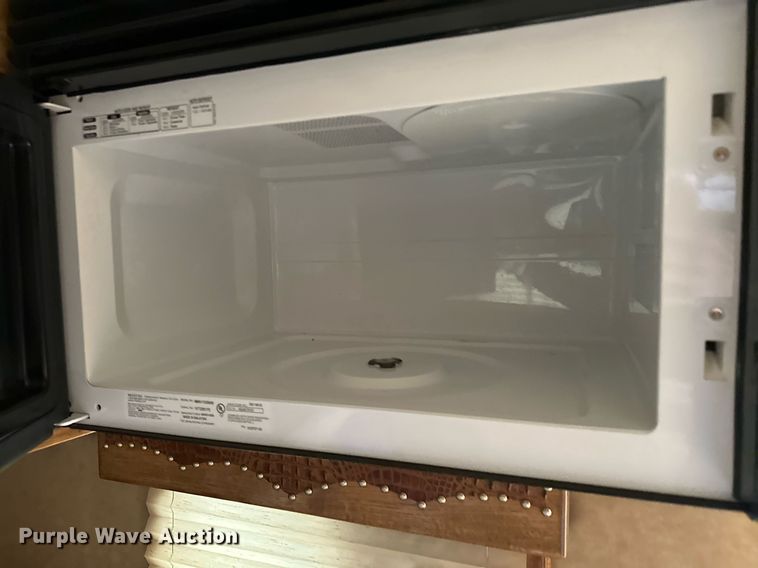 image for item NQ9490 2010 Platinum Coach  horse trailer