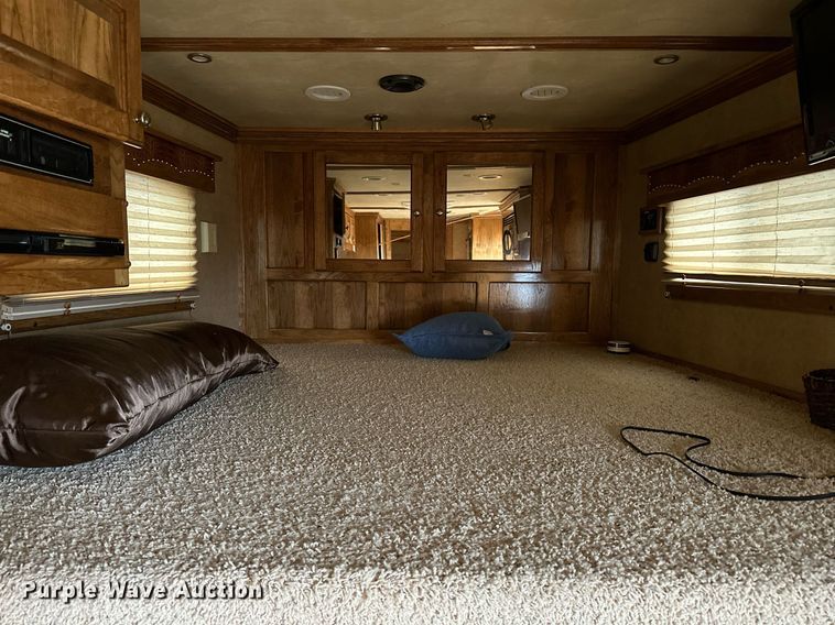 image for item NQ9490 2010 Platinum Coach  horse trailer