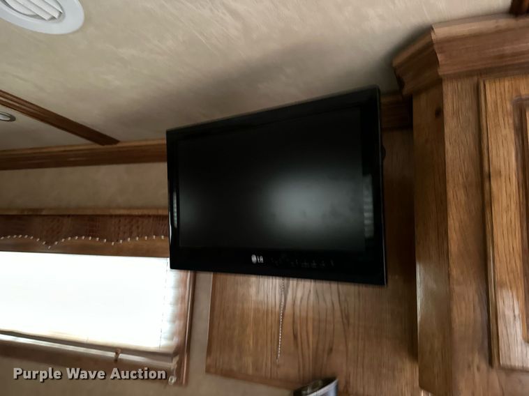 image for item NQ9490 2010 Platinum Coach  horse trailer