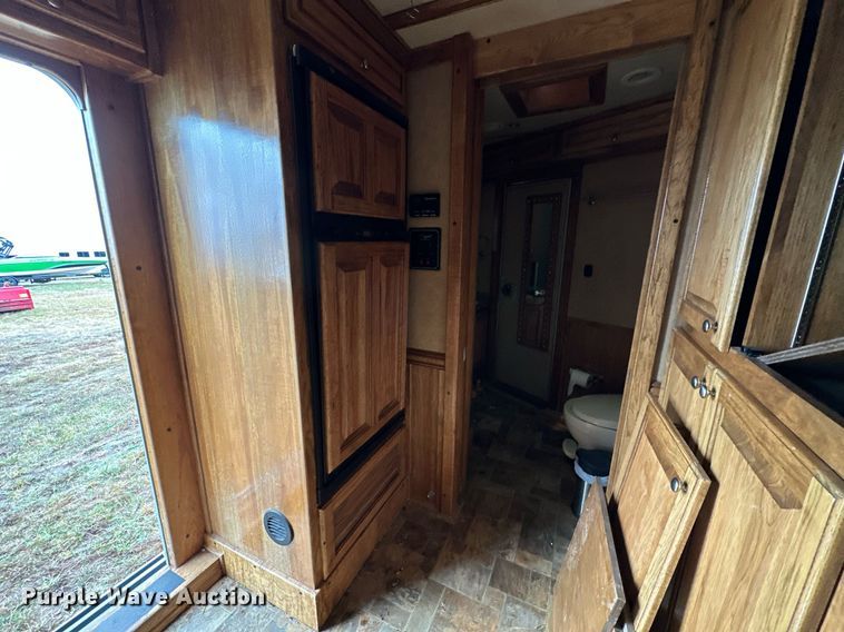 image for item NQ9490 2010 Platinum Coach  horse trailer