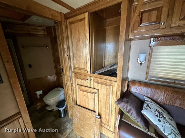 image for item NQ9490 2010 Platinum Coach  horse trailer